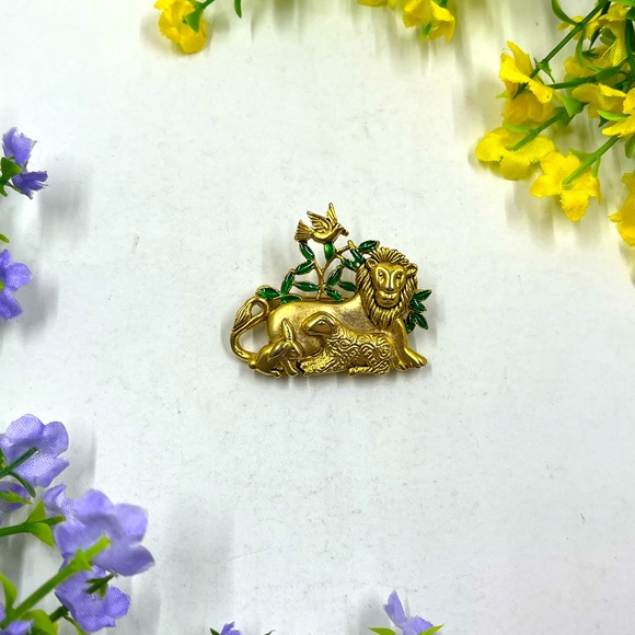 Danecraft Signed Vintage Gold Plated and Enamel Lion and Friends Brooch - Picture 1 of 7